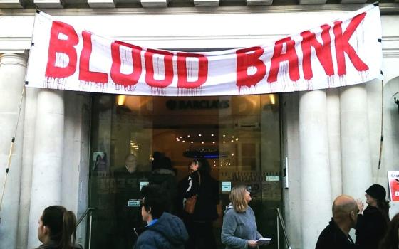 يستثمر في الإبادة  احتجاج أمام بنك "باركليز" في بريطانيا