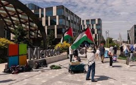 موظفو "مايكروسوفت" يقيمون مخيم "ساحة شهداء فلسطين"...إطلاق مخيم أنس الشريف أمام القنصلية الإسرائيلية في هيوستن