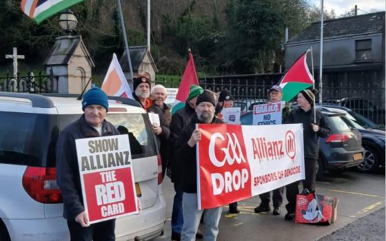 يؤمن كيان الإبادة.. احتجاج خارج ملعب مباراة أرماغ وغالواي تنديدًا برعاية "أليانز"