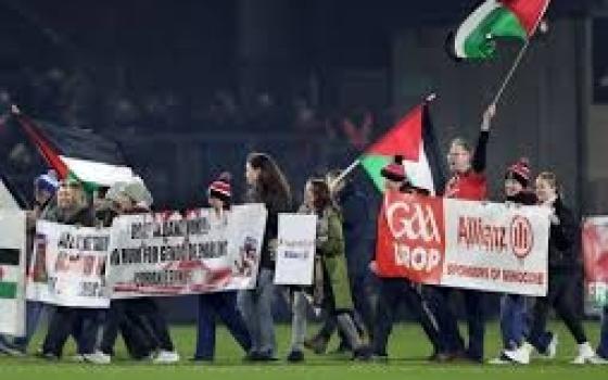 يؤمن كيان الإبادة.. احتجاج في مباراة ديري ضد تايرون للمطالبة بإنهاء رعاية "أليانز"