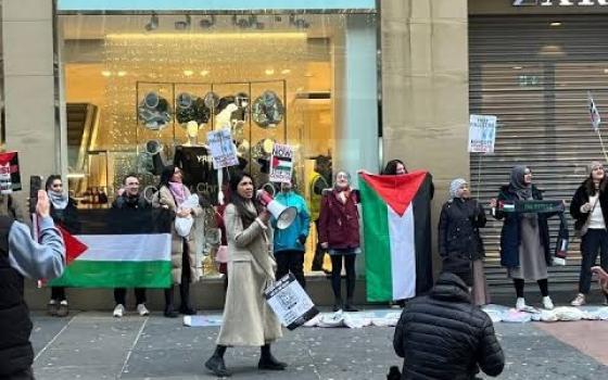 "تُجمل الإبادة الجماعية".. احتجاج أمام متجر "زارا" في شارع بوكانان بغلاسكو