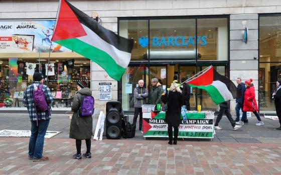 يستثمر في آلة الإبادة وقفة احتجاجية أمام بنك "باركليز" في غلاسكو