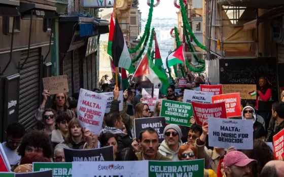 تنديدًا بمشاركة الاحتلال..  مئات المتظاهرين في فاليتا يطالبون مالطا بمقاطعة “يوروفيجن”