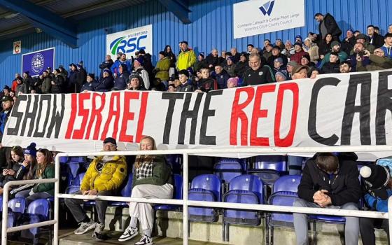 "البطاقة الحمراء لإسرائيل"  مشجعو أندية أيرلندية يطالبون بعزل الاحتلال رياضيًا