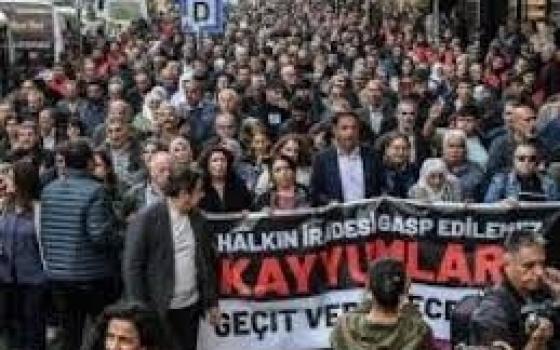 "لا لاقتصاد الإبادة"  احتجاج أمام أحد فروع شركة "ريلاينس تريندز" في الهند