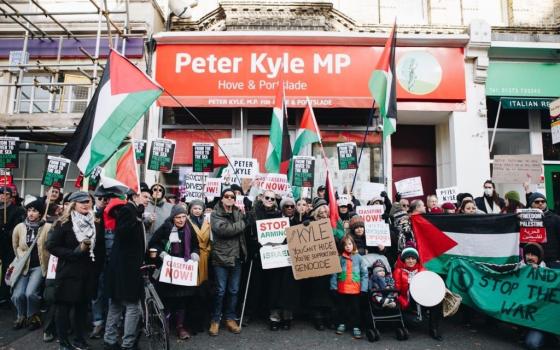 “فلسطين حرة” كشك تضامني للدعوة إلى مقاطعة الاحتلال في شوارع مدينة هوف