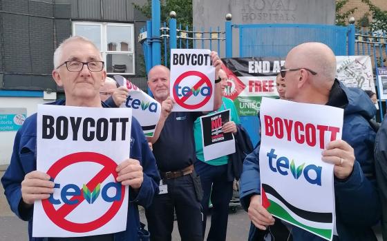 "لا تجعلوا أدويتكم رصاصهم"  احتجاج أمام وزارة الصحة الإسبانية  للمطالبة بمقاطعة شركة "تيفا"