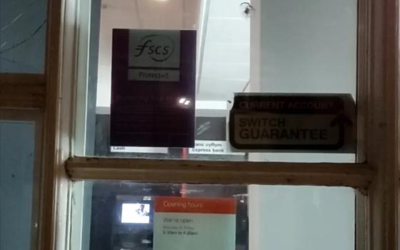 يستثمر بالإبادة..  استهداف بنك HSBC  في بريطانيا