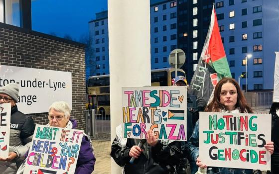 "أطلقوا سراح الاسرى"  وقفة احتجاجية في بريطانيا نصرة لغزة