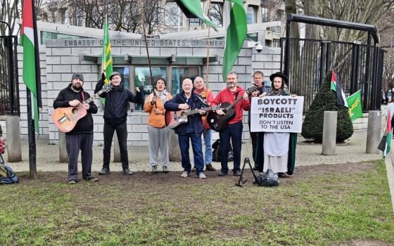 للأسبوع الـ105 على التوالي..  وقفة تضامنية مع فلسطين أمام السفارة الأمريكية في دبلن