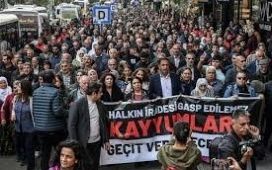 دعوات المقاطعة ...مستمرة احتجاج أمام "ماك كافيه" بإسطنبول