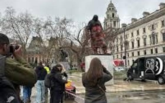 "صهيوني ومجرم حرب" تلطيخ تمثال  تشرشل في  بريطانيا