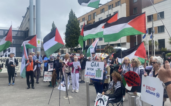 احتجاج يطالب الرابطة الرياضية الغيلية بإسقاط رعاية “أليانز”