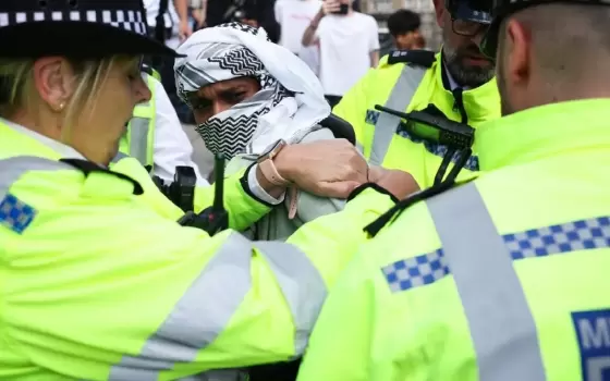 وسط احتجاجات داعمة لموقفهم.. ثلاثة طلاب يدفعون ببراءتهم في قضية "عولمة الانتفاضة"