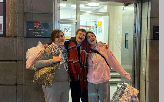 تؤمن مورد أسلحة للاحتلال الإفراج عن ثلاثة نشطاء استهدفوا شركة "تشَب" في لندن