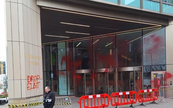 يستثمر في "إلبيت سيستيمز" استهداف بنك “HSBC” بريطانيا