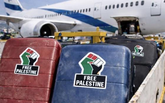"فلسطين حرة" ملصقات تعرقل رحلة جوية من أمريكا إلى الاحتلال  