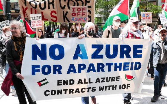 عريضة تطالب “مايكروسوفت” بوقف التعاون مع “وكالة الهجرة الأمريكية”