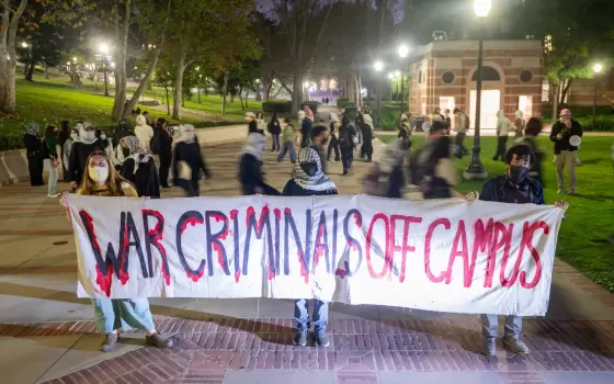 في جامعة كاليفورنيا احتجاج أمام متحف "فاولر" رفضًا لمحاضرة مسؤول إسرائيلي سابق