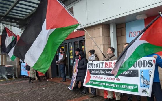 "اوقفوا بيع المنتجات الإسرائيلية"  احتجاج داخل "بارغينز" في أسكتلندا