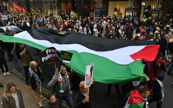 عريضة بريطانية تتجاوز 90 ألف توقيع لكشف نفوذ الاحتلال