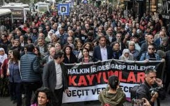 تابع لسلسة "ماكدونالدز "  احتجاج في إسطنبول رفضًا لافتتاح "ماك كاف