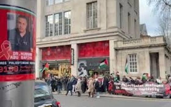 دعماً لفلسطين وإيران...وقفة احتجاجية أمام السفارة الإسرائيلية في لندن