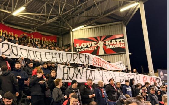 "#أرِ إسرائيل البطاقة الحمراء” احتجاجات خلال مباراة "بوهيميانز" و "شامروك روفرز"