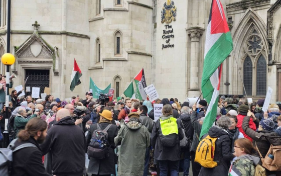 احتجاجات بريطانية داعمة لقادة حركة التضامن أثناء محاكمتهم