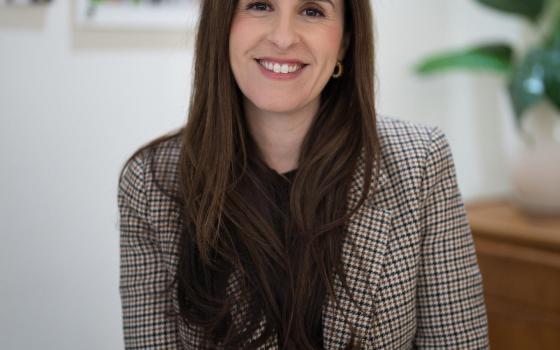 بسبب مشاركة راندا عبد الفتاح "كي بي إم جي" تطلب إزالة شعارها من موقع مهرجان سيدني للكتاب