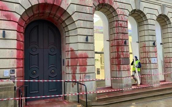 استهداف مبنى "كولمور" في برمنغهام احتجاجًا على تأمين "إلبيت" الإسرائيلية