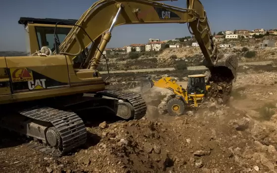 متورطة بهدم منازل الفلسطينيين... دعوات في تركيا إلى مقاطعة شركة "كاتبيلر" لتعاونها مع الاحتلال  