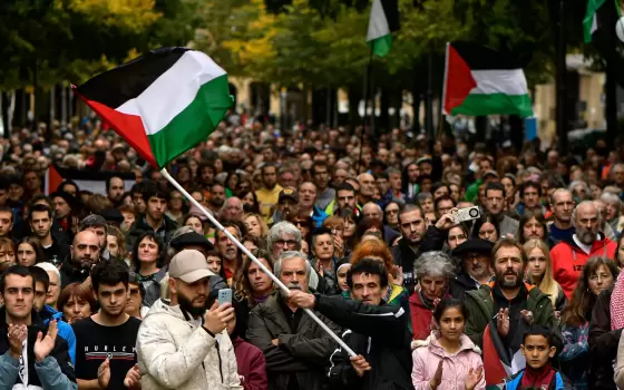 في كراتشي الباكستانية... تجار يقاطعون المنتجات الأمريكية والإسرائيلية تضامنًا مع إيران وغزة