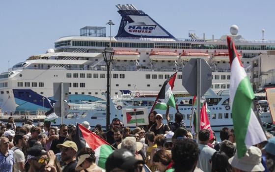 احتجاجات بميناء إيطالي تمنع رسو سفينة سياحية إسرائيلية