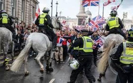 "نحن ندعم حركة فلسطين" احتجاج أمام مركز الشرطة في بريطانيا