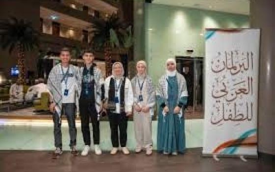 قمع أصوات التضامن مستمر التحقيق ناشط داعم لفلسطين في مطار أمريكا