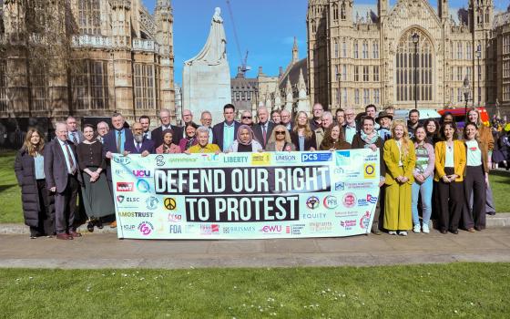 وقفة احتجاجية أمام البرلمان في لندن رفضًا لتقييد التضامن