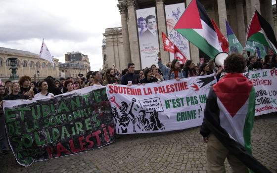 دعوات فرنسية للاحتجاج دعمًا لناشط معتقل بسبب دعمه لفلسطين