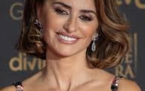 دعت لرفض الحياد.. بينيلوبي كروز تكسر صمت هوليوود وتندد بالجرائم في غزة