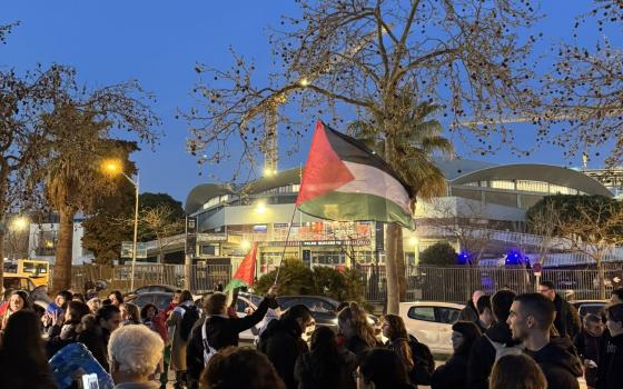 لا لتبيض الاحتلال رياضيًا ...احتجاج رافض لمباراة بين نادي برشلونة ونادي "هابوعيل تل أبيب"