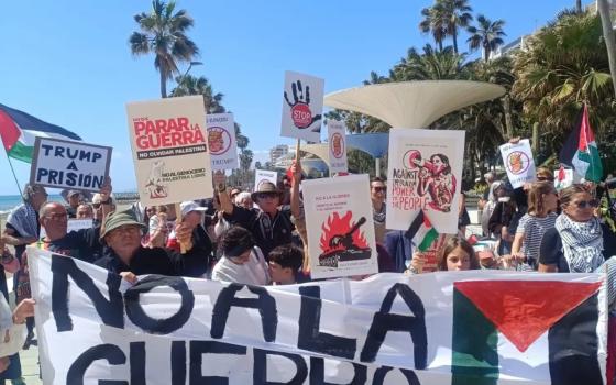 اوقفوا العدوان الصهيو-أمريكي مسيرة تضامنية في إسبانيا دعمًا لفلسطين وإيران