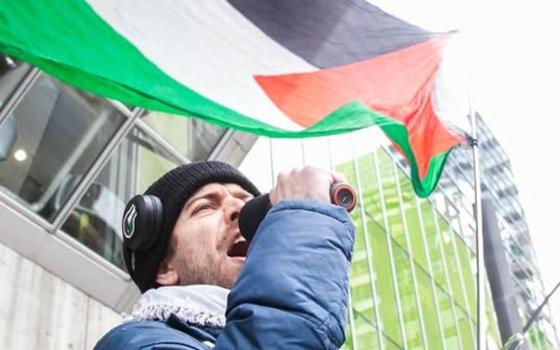 تنديدًا بالإبادة..  ناشطون يحاصرون مؤتمرًا في مونتريال  