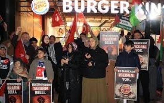 دعوات المقاطعة تتصاعد .. احتجاجات مستمرة أمام "برغر كينغ" و " ماكدونالدز " بتركيا