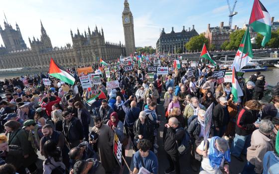 رفضًا لمؤتمر لندن.. مظاهرة حاشدة أمام جامعة كينغز كوليدج لندن