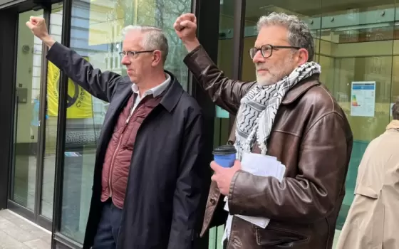 “إدانة بن جمال وناينهام بسبب تضامنهما مع فلسطين تمثّل مهزلة للعدالة وضربة خطيرة لحق الاحتجاج  