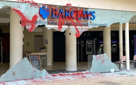 ساهمتا بدعم حرب الإبادة  احتجاجات مستمرة ضد "باركليز" و "بالانتير"