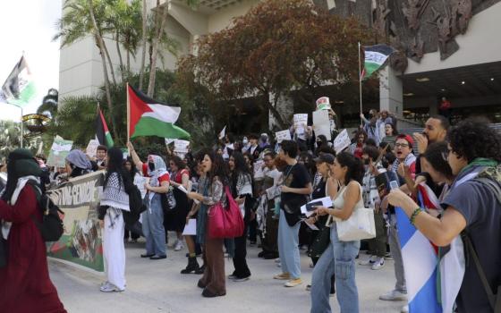 لتقييد الحراك الفلسطيني.. قانون جديد في فلوريدا بحجة “مناهضة الإرهاب”
