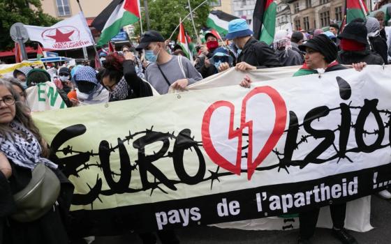 بالتزامن مع انسحابات واسعة.. 1000 فنان يطالبون بمقاطعة "يوروفيجن" بسبب مشاركة الاحتلال