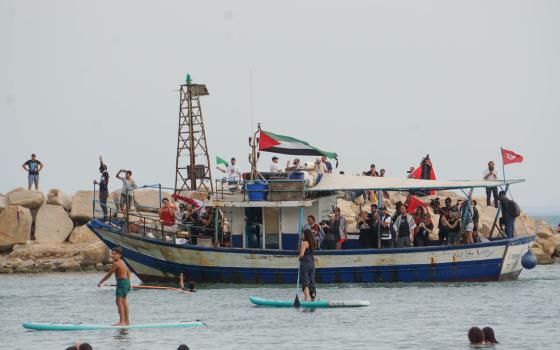 تمهيدًا للانطلاق.. بدء تجميع سفن “أسطول الصمود” بميناء أوغوستا