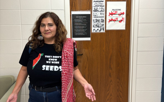 أستاذة ترفض إزالة ملصقات تضامنية بعد طلب الجامعة